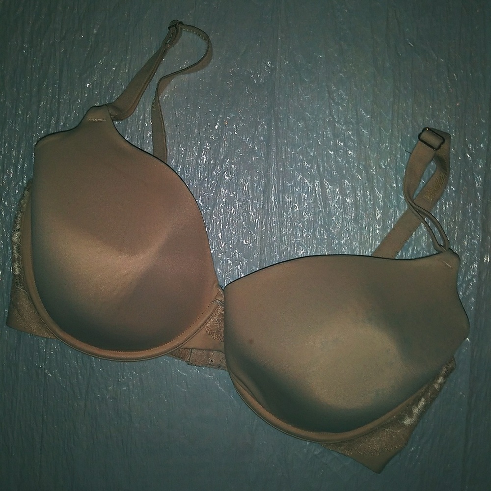 Madenform nude colored bra with lace n back. 38DD